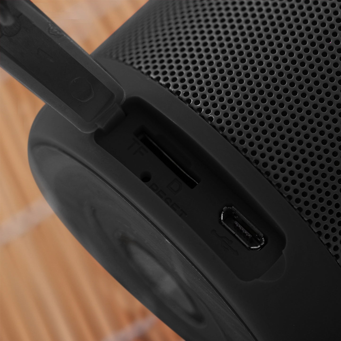 Portable Wireless Bluetooth Speaker With Flashlight Function, IPX7 Waterproof Bluetooth Speaker